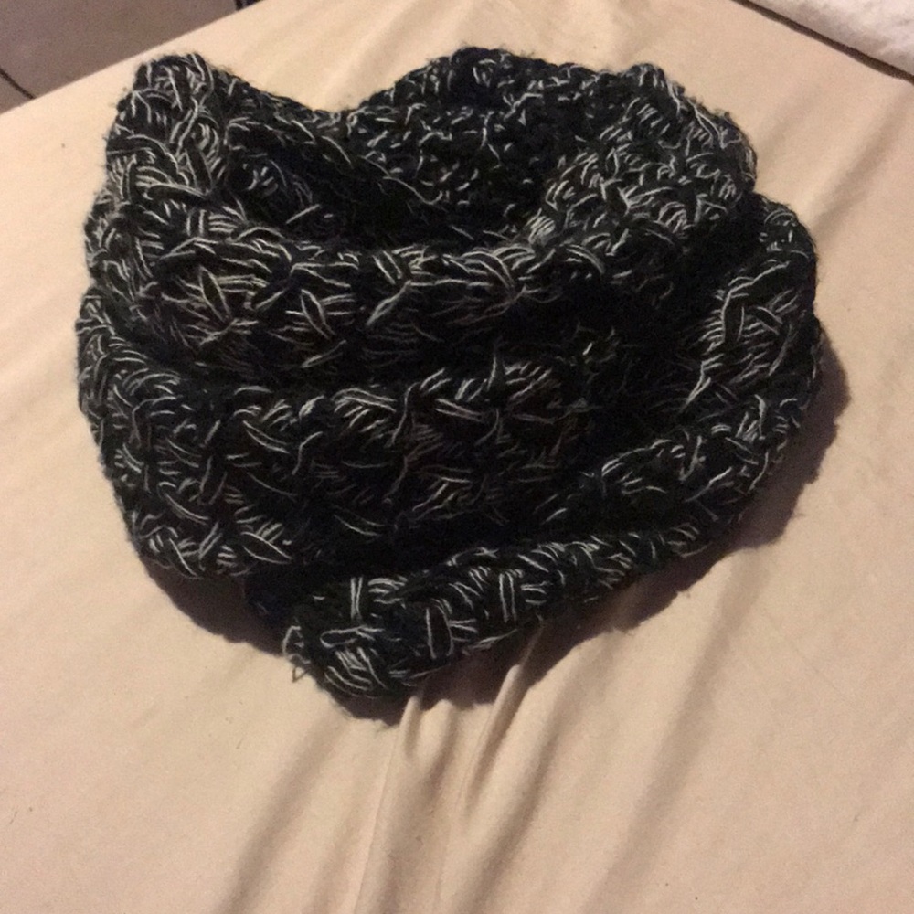 Black and white knitted Nine West infinity scarf!